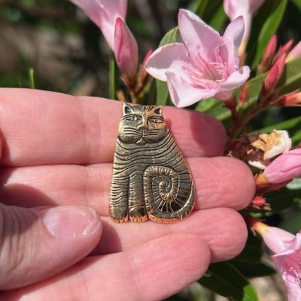 LAUREL BURCH Shambala Fat Cat Gold BROOCH